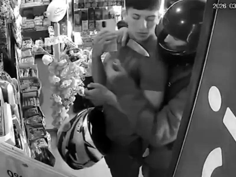 VIDEO | Asaltaron un kiosco en La Plata y amenazaron a un cliente con un cuchillo