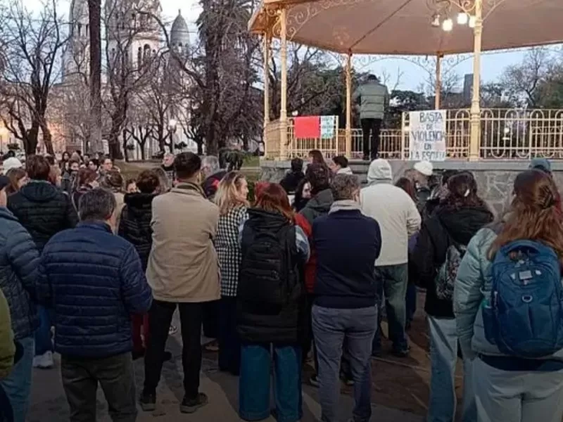 Docentes y vecinos se movilizaron en Tandil para repudiar la agresi&oacute;n a un profesor