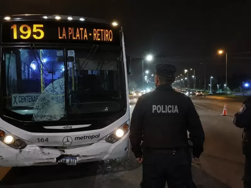 Berazategui: muri&oacute; un joven de 21 a&ntilde;os tras ser atropellado por un micro en Camino Centenario