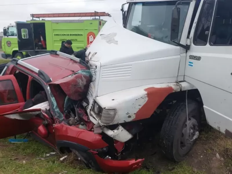 La Plata: una mujer muri&oacute; en un violento choque frontal entre una camioneta y un cami&oacute;n