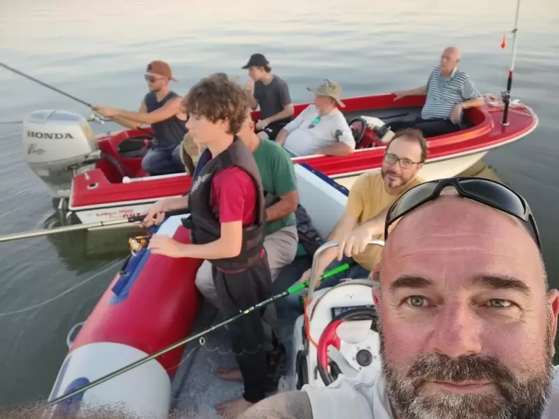 R&iacute;o de la Plata: encontraron objetos que pertenecer&iacute;an a los pescadores desaparecidos y la b&uacute;squeda atraviesa una etapa clave