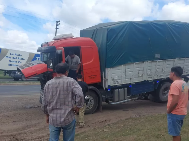 La Plata: volcaron dos camiones en medio de una manifestación de campesinos