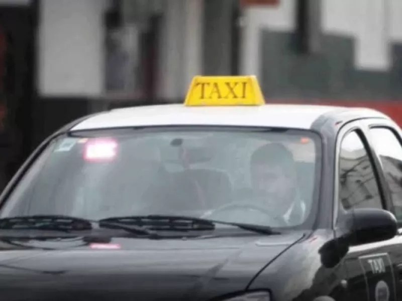 Berisso: un taxista sufrió un brutal asalto y perdió más de 170 mil pesos a manos de falsos pasajeros