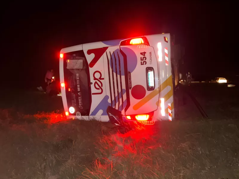 San Pedro: volc&oacute; un colectivo en Gobernador Castro y dej&oacute; al menos 45 pasajeros heridos