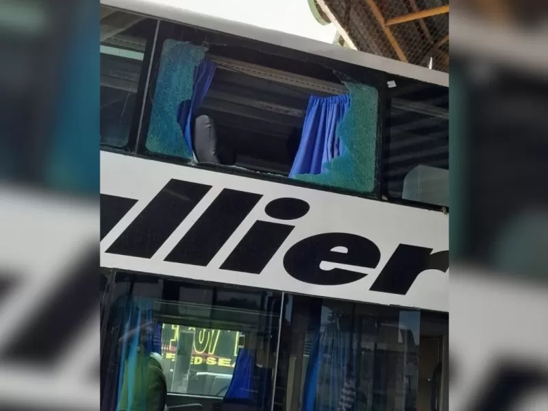 Pergamino: atacaron un colectivo a piedrazos en la autopista y un pasajero termin&oacute; herido