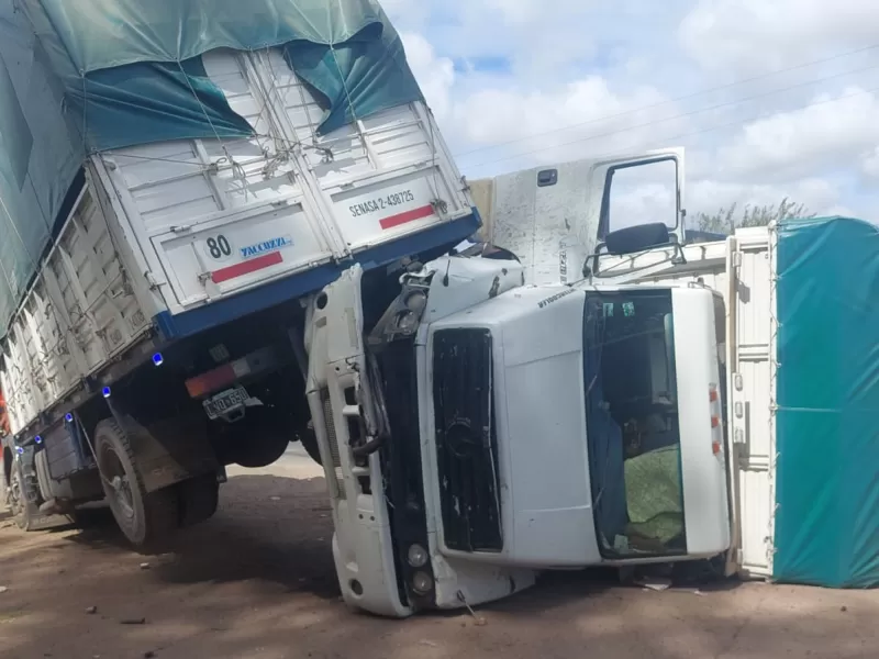 La Plata: volcaron dos camiones en medio de una manifestaci&oacute;n de campesinos