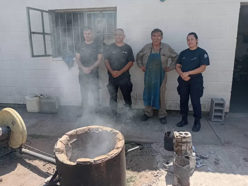 Un artesano de Bolívar donó un taller de fundición de hierro a la Unidad 17 de Urdampilleta