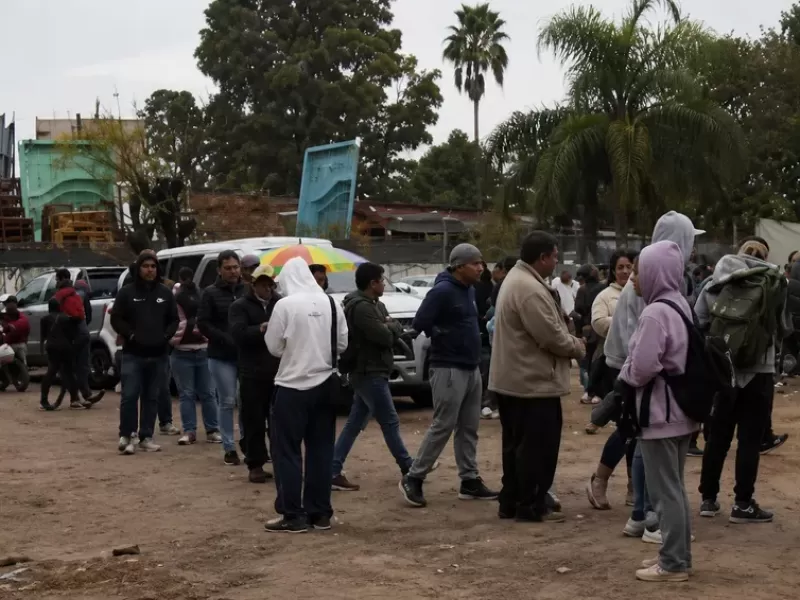 VIDEO | Miles de personas hicieron fila bajo la lluvia por 60 empleos en un frigor&iacute;fico de Moreno