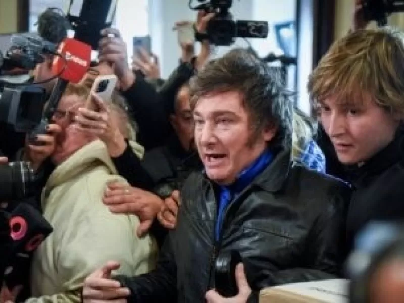 VIDEO | Javier y Karina Milei votaron en medio de un fuerte operativo policial y sin realizar declaraciones a la prensa