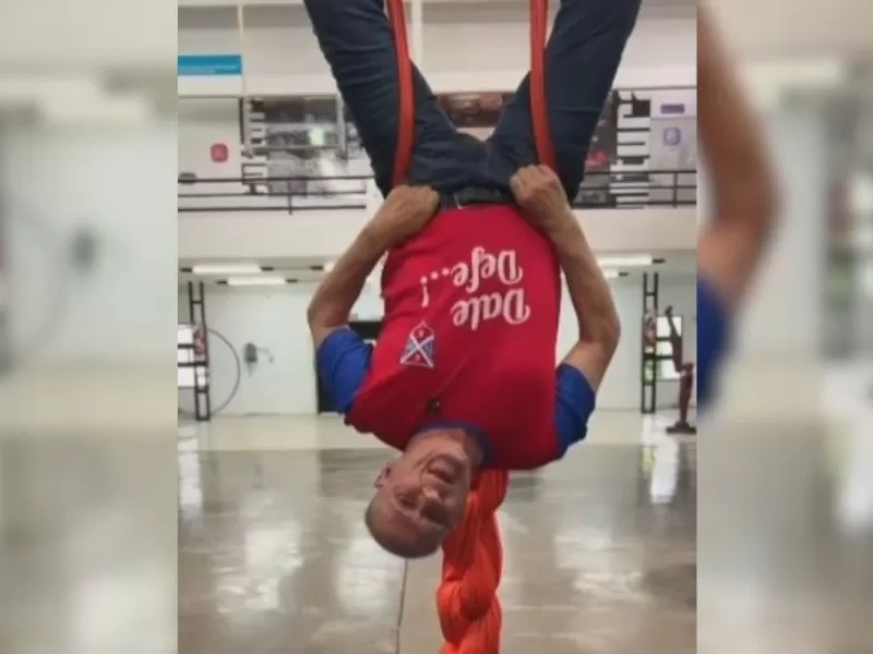 VIDEO | Pehuajó: el intendente Zurro apareció colgado de una tela de circo y lanzó un mensaje político en un insólito posteo en redes