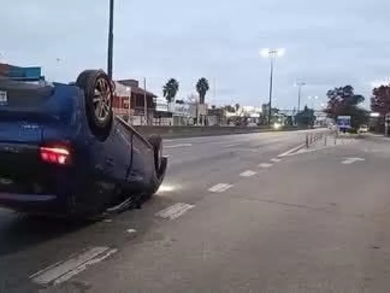 Misterio en Lomas de Zamora: un auto apareci&oacute; volcado con alcohol y drogas en su interior