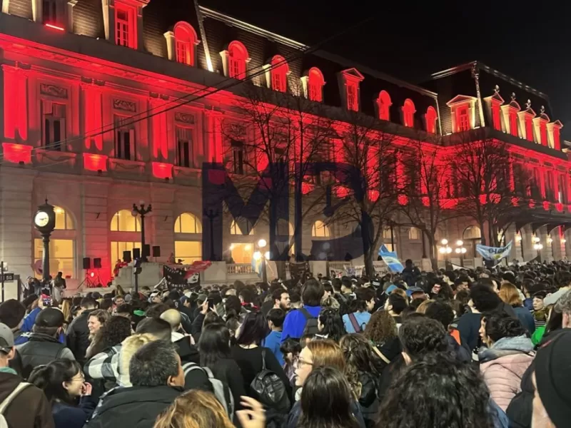 VIDEO | La Plata despidi&oacute; al Indio Solari: miles de ricoteros coparon 7 y 50
