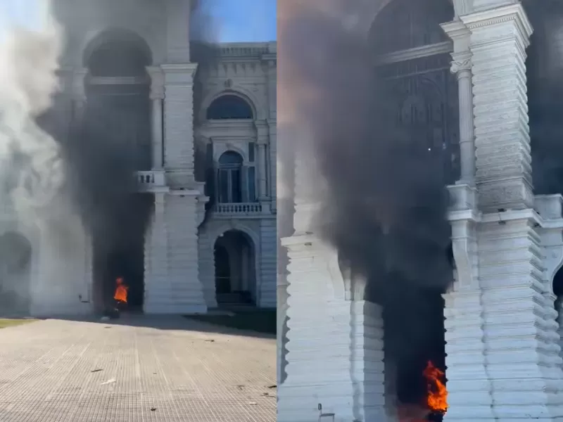 VIDEO | Prendieron fuego la entrada de la Municipalidad de La Plata durante una protesta de cooperativistas