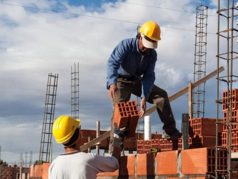 La industria y la construcci&oacute;n volvieron a caer en abril seg&uacute;n el INDEC