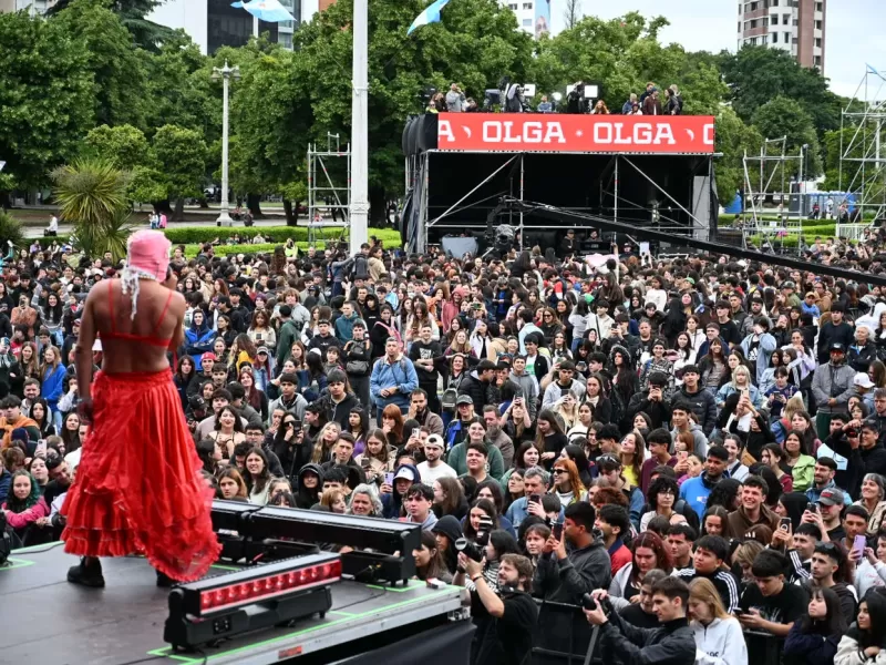 Un grupo de danzas de La Plata denunció destrato de OLGA en el festival de Plaza Moreno: los convocaron y no actuaron