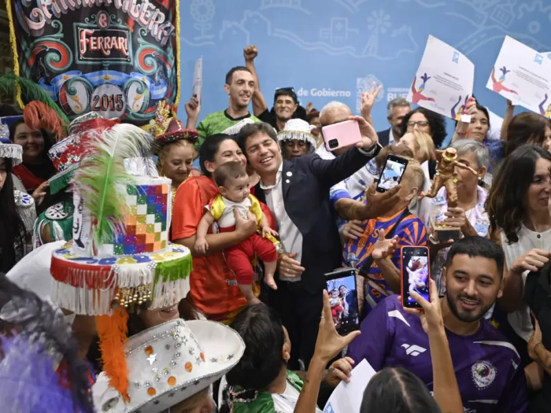 Kicillof encabez&oacute; la entrega de fondos a murgas y comparsas de 35 municipios