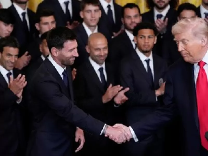 VIDEO | La visita y los aplausos de Messi a Trump reavivaron el debate en redes sociales y la comparaci&oacute;n con Maradona