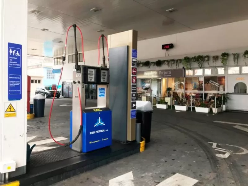 Corte de gas afecta a m&aacute;s de 30 estaciones de GNC en La Plata y hay largas filas para cargar