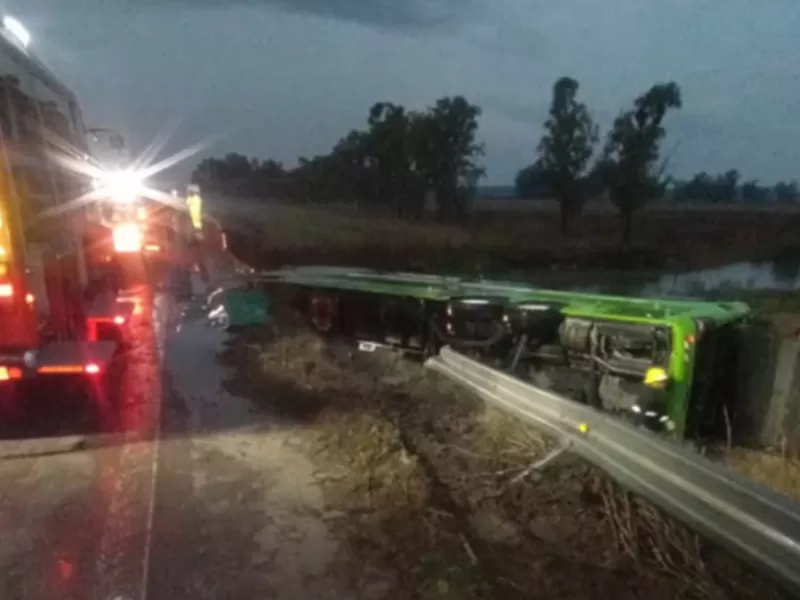 Carmen de Areco: un micro cay&oacute; desde un puente en la Ruta 7 durante el temporal y hubo cuatro heridos