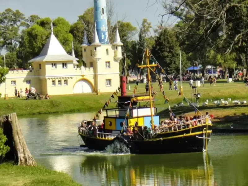 La Plata activó alerta naranja por cianobacterias en el lago de la República de los Niños