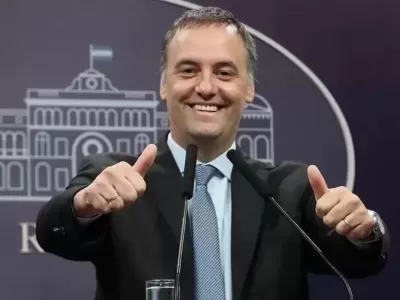 Esc&aacute;ndalo: Milei le sostiene la custodia oficial a Adorni pese a no ser funcionario