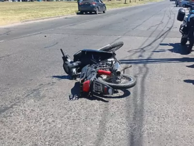 VIDEO | Persecuci&oacute;n y choque en La Plata: dos j&oacute;venes terminaron hospitalizados tras huir sin casco