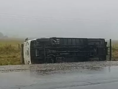 Col&oacute;n: volc&oacute; un cami&oacute;n en la Ruta Nacional 8, cerca de Arbolito