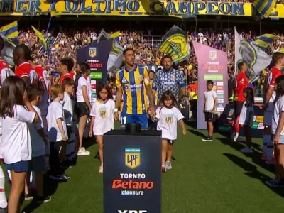 VIDEO | Estudiantes hizo el pasillo de espaldas a Rosario Central en repudio a la AFA