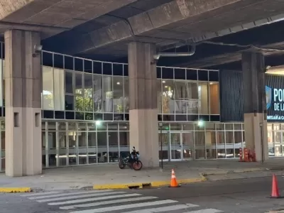 CABA: un polic&iacute;a muri&oacute; aplastado por un cartel que cay&oacute; de la autopista