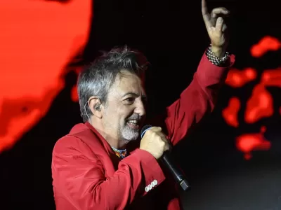 VIDEO | Babas&oacute;nicos agit&oacute; el Cosqu&iacute;n Rock y la performance de Adri&aacute;n D&aacute;rgelos revolucion&oacute; las redes