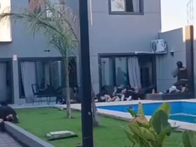 VIDEO | Tiroteo en una pool party: un sospechoso muri&oacute; tras enfrentarse con la polic&iacute;a durante un allanamiento en Esteban Echeverr&iacute;a