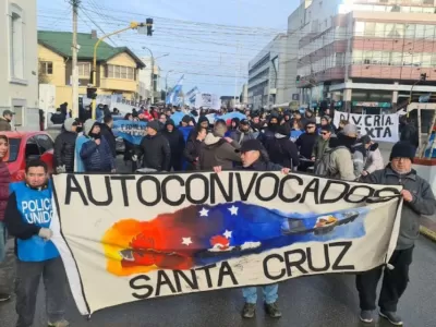 Polic&iacute;as y penitenciarios de Santa Cruz mantienen una medida de fuerza por reclamos salariales