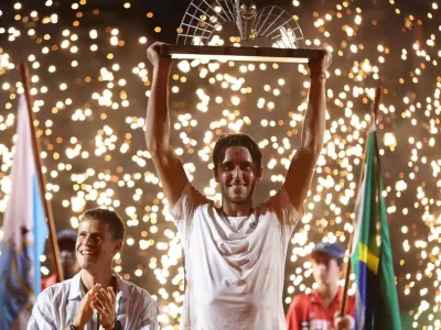 Tenis: el platense Tom&aacute;s Etcheverry conquist&oacute; el R&iacute;o Open y logr&oacute; el primer t&iacute;tulo ATP de su carrera