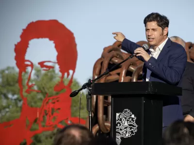 VIDEO | Día de la Soberanía en La Plata: Kicillof cuestionó el rumbo de Milei y advirtió que el país “negocia de rodillas”
