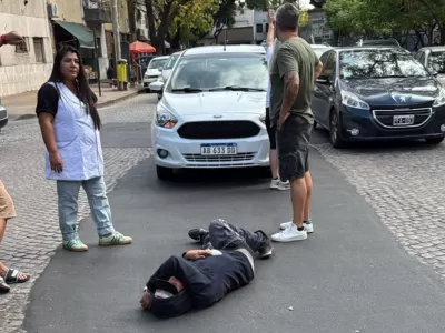 VIDEO | La Plata: un hombre se acost&oacute; en el medio de la calle y los autos lo esquivaron durante varios minutos