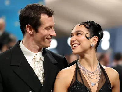 VIDEO | Dua Lipa y Callum Turner, acorralados por paparazzi tras una cena privada