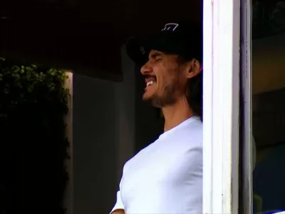 VIDEO | El gesto de dolor de Cavani en el palco de La Bombonera que encendi&oacute; la alarma en Boca