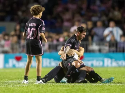 VIDEO | Un fan&aacute;tico invadi&oacute; la cancha y termin&oacute; derribando a Messi tras el triunfo de Inter Miami