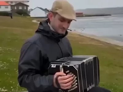 VIDEO | Un bahiense interpret&oacute; el Himno con un bandone&oacute;n en Malvinas