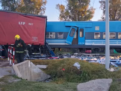 VIDEO | Un tren del San Mart&iacute;n choc&oacute; contra un cami&oacute;n en un paso a nivel de Pilar