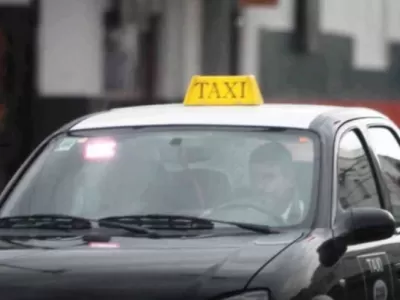 Berisso: un taxista sufrió un brutal asalto y perdió más de 170 mil pesos a manos de falsos pasajeros