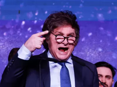 VIDEO | Milei se brot&oacute; en una entrevista en vivo para blindar a Adorni y carg&oacute; con furia contra periodistas
