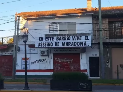 Apareci&oacute; un pasacalle contra Luque en su propio barrio: lo acusan de &ldquo;asesino de Maradona&rdquo;