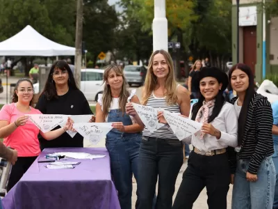 Vecinos de Col&oacute;n participaron de la jornada art&iacute;stica &ldquo;Florecer&aacute;n Pa&ntilde;uelos&rdquo; por el D&iacute;a Internacional de la Mujer