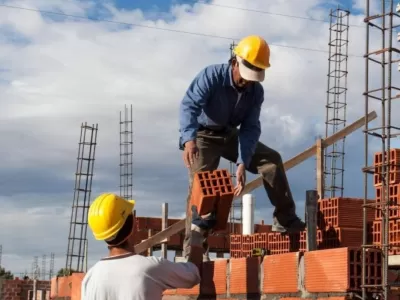 La industria y la construcci&oacute;n volvieron a caer en abril seg&uacute;n el INDEC