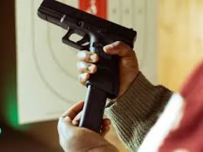 En medio de amenazas de tiroteo escolares, Milei elimin&oacute; controles municipales para tr&aacute;mites con armas y explosivos